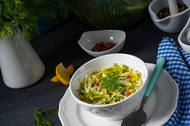 Dereotlu ve doğranmış pastırmalı beyaz lahana.