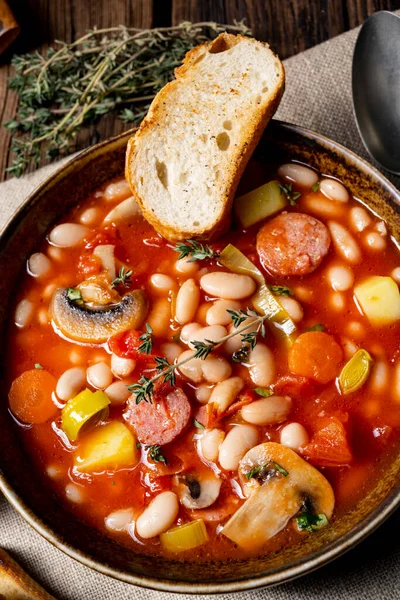 ジャガイモとソーセージの素朴な豆のスープ ストック写真