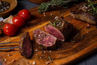 Biber ve otlu biftek.