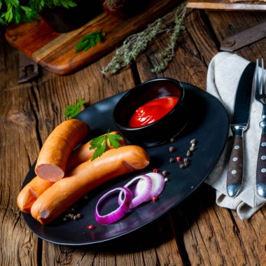 Lezzetli, sıcak jambonlu sosis.