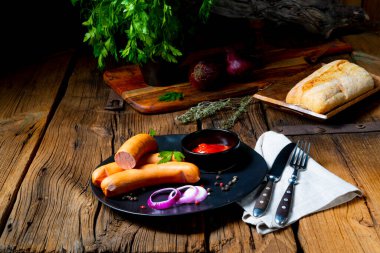 Lezzetli, sıcak jambonlu sosis.