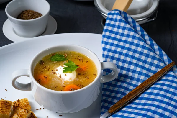 Deliciosa Sopa Alcaravea Polaca Vieja Con Crema Fotos de stock