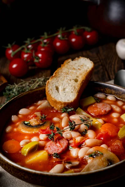 ジャガイモとソーセージの素朴な豆のスープ ストック画像