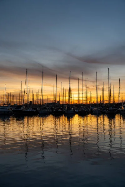 Jachty Odbiciem Wodzie Morskiej Portu Walencji Żurawie Portowe Horyzoncie Ciepły — Zdjęcie stockowe