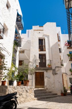 Güneşli bir günde Peniscola sokaklarında ve kanallarında yürü. İspanya