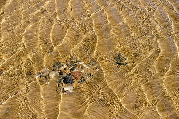 Stenarna Ligger Den Gula Sanden Havet Klart Vatten Vågornas Vågor — Stockfoto