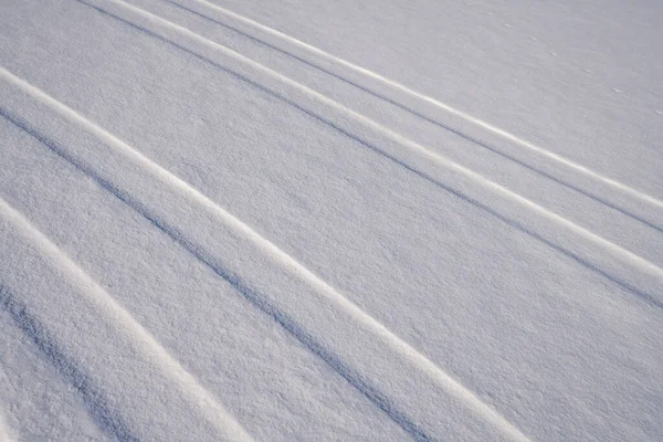 Trilhas Esqui Neve Fresca Linhas Neve Branca Dia Ensolarado — Fotografia de Stock