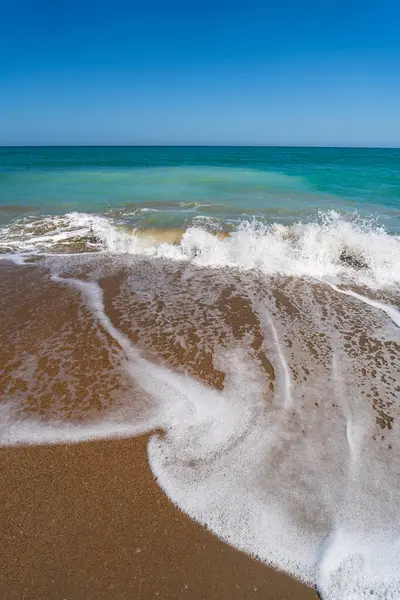 Θάλασσα Surf Στην Παραλία Της Ισπανίας Την Άνοιξη Υψηλής Ποιότητας — Φωτογραφία Αρχείου