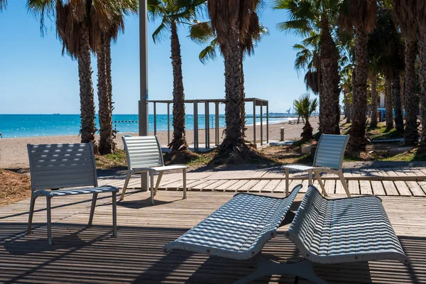 在春天阳光灿烂的日子里 地中海的长廊 卡斯泰隆省的棕榈树和时髦房屋中间的长椅 — 图库照片