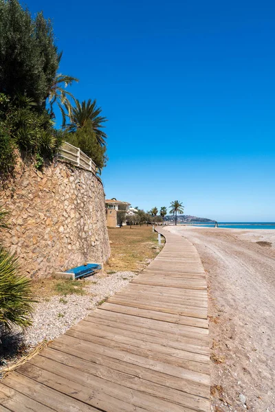 Die Strandpromenade Mittelmeer Einem Sonnigen Frühlingstag Palmen Und Bänke Zwischen — Stockfoto