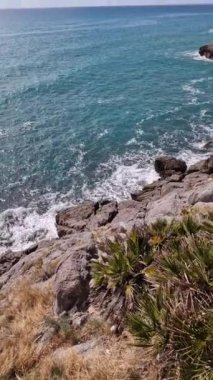 Castellon Eyaleti. Dalgalı kayalar ve turkuaz deniz. Aktif yürüyüşler için favori yer. Oropesa del Mar 