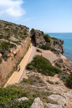 Castellon Eyaleti. İspanya 'da yeşil patika boyunca bisiklet sürüyor. Aktif yürüyüşler için favori yer. Vic Verde Benicasim Oropesa. Mirador Banks 'i ıslatıyor