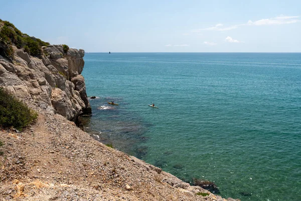 Castellon Eyaleti. İspanya 'da yeşil patika boyunca bisiklet sürüyor. Aktif yürüyüşler için favori yer. Vic Verde Benicasim Oropesa. Mirador Banks 'i ıslatıyor