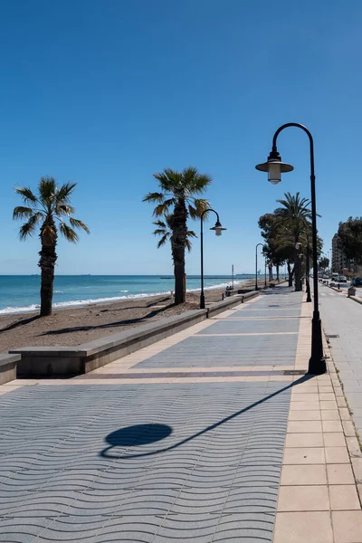 산책로 미니멀리즘적 스페인의한 휴양지에서 화창하고 — 스톡 사진
