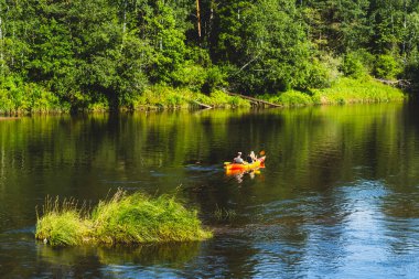 Amota Nehri 'nde yaz kanosu turistleri. Yüksek kalite fotoğraf. Letonya 