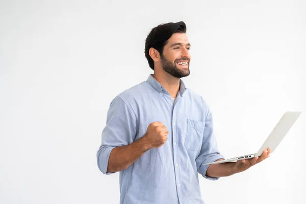 Щасливий Усміхнений Білий Чоловік Тримає Ноутбук Піднімає Руку Щоб Відсвяткувати Ліцензійні Стокові Зображення