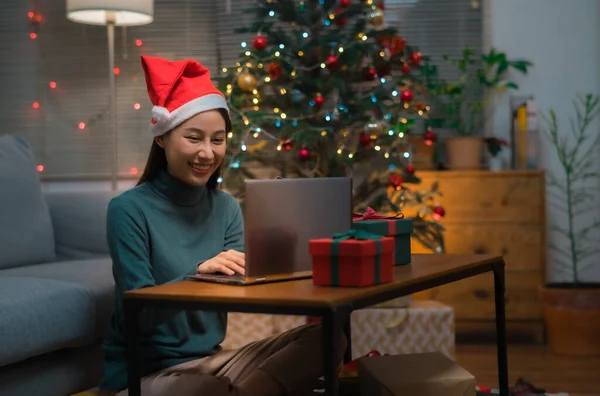 Mulher Asiática Feliz Com Chapéu Santa Usando Laptop Para Fazer Fotos De Bancos De Imagens