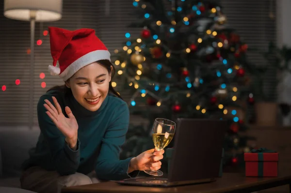 Азійська Жінка Різдвяному Капелюсі Шампанське Відео Дзвінок Веселого Нового Року Ліцензійні Стокові Зображення