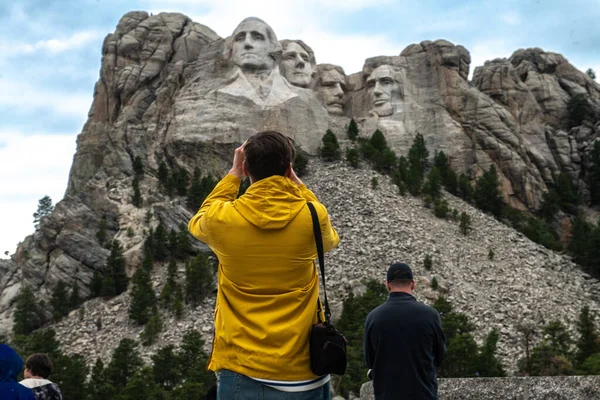 Tourists Taking Pictures Observe Mountain Rushmor Usa Presidents Sculptures Stockfoto