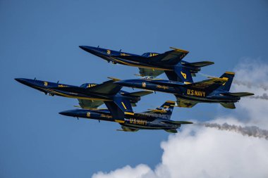 MONTGOMERY, NY, ABD - 25 HAZİRAN 2023: ABD Donanması F / A-18Es Mavi Melekler filosu New York hava gösterisinde performans