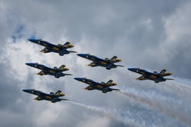 MONTGOMERY, NY, ABD - 25 HAZİRAN 2023: ABD Donanması F / A-18Es Mavi Melekler filosu New York hava gösterisinde performans
