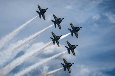 MONTGOMERY, NY, ABD - 25 HAZİRAN 2023: ABD Donanması F / A-18Es Mavi Melekler filosu New York hava gösterisinde performans