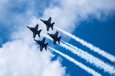 MONTGOMERY, NY, ABD - 25 HAZİRAN 2023: ABD Donanması F / A-18Es Mavi Melekler filosu New York hava gösterisinde performans