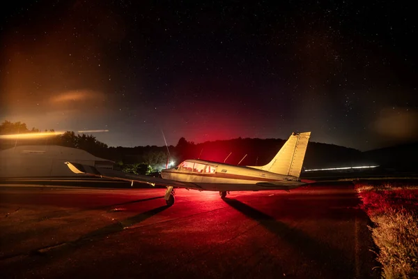 Privatflugzeug Auf Flughafen Parkrampe Bei Nacht Mit Sternenhimmel Stockfoto