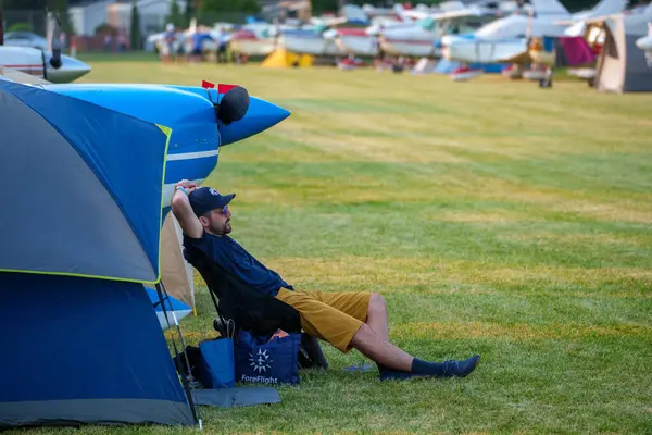 EAA Havayolları 2024 Airshow çalışanları ve faaliyetleri. Dünyanın en büyük uçak gösterisi: Oshkosh, WI, 25 Temmuz 2025