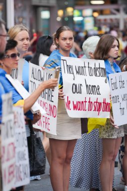 Ukraynalı protestocular, Ukrayna ordusunun Rus topraklarındaki kısıtlamaları geri püskürtmek için New York, ABD, 11 Ağustos 2024 'te Times Meydanı' nda toplandı.