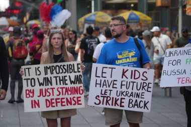 Ukraynalı protestocular, Ukrayna ordusunun Rus topraklarındaki kısıtlamaları geri püskürtmek için New York, ABD, 11 Ağustos 2024 'te Times Meydanı' nda toplandı.