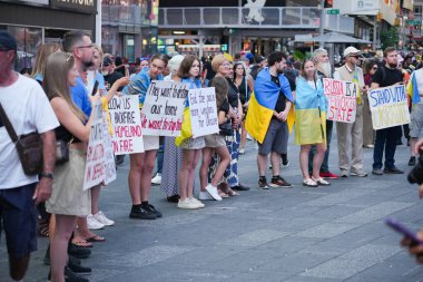 Ukraynalı protestocular, Ukrayna ordusunun Rus topraklarındaki kısıtlamaları geri püskürtmek için New York, ABD, 11 Ağustos 2024 'te Times Meydanı' nda toplandı.