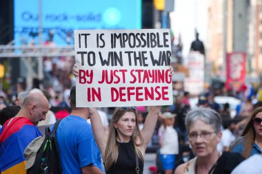 Ukraynalı protestocular, Ukrayna ordusunun Rus topraklarındaki kısıtlamaları geri püskürtmek için New York, ABD, 11 Ağustos 2024 'te Times Meydanı' nda toplandı.