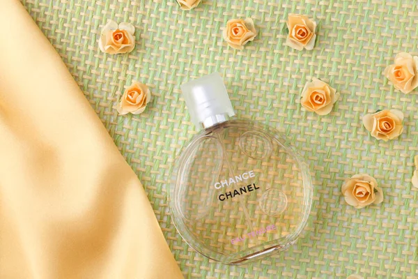 Parfümflasche Vorhanden Chance Chanel Mit Blumen Über Gelbem Pastellhintergrund Flache — Stockfoto