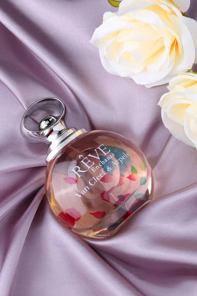 Perfume Bottle Reve Enchante Van Cleef Arpels Flowers Silk Background — Stock Photo, Image
