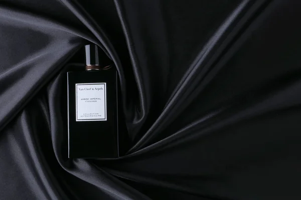 香水瓶 Van Cleef Arpels Ambre Imperial Black 丝质背景平整平整平整地躺着并复制空间顶视图 — 图库照片