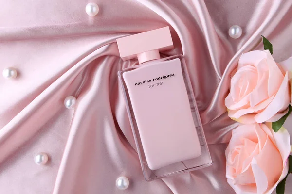 Бутылка Духов Narciso Rodriguez Her Perfume Flowers Pearles Поверх Розового — стоковое фото
