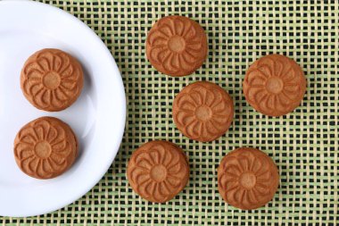 Kurabiyeler masanın tepsisine yakın çekim yaparlar.