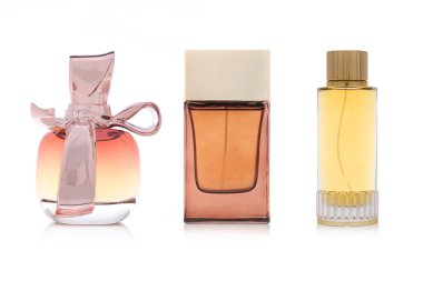 Lüks parfüm şişelerinin stüdyo fotoğrafı.