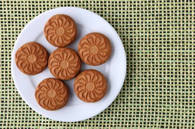 Kurabiyeler masanın tepsisine yakın çekim yaparlar.