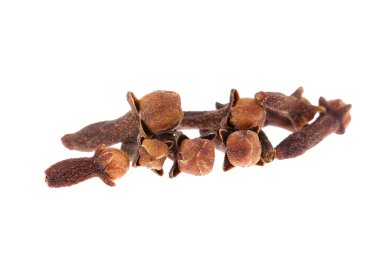 Karanfil baharatı. Bazı kurumuş karanfiller beyaz üzerine izole edilmiş. 