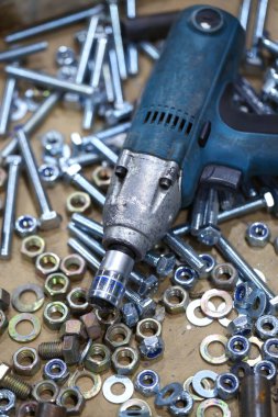 İş için metal parçalar ve ahşap bir arka plandaki araçlar.  