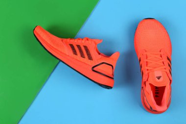 Jeddah, Suudi Arabistan - 25 Temmuz 2020: ADIDAS spor ayakkabısı, mavi arka planda. Ürün çekimi. Adidas spor ayakkabıları, giysileri ve aksesuarları tasarlayan ve üreten bir Alman şirketidir.