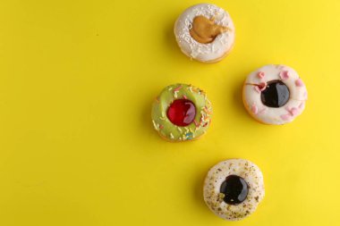 Çeşit çeşit donutlar serpiştirilmiş. 