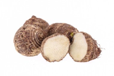 Beyaz arbi ya da Aravi kökleri üzerinde tek kesikli tatlı taro kökü grubu