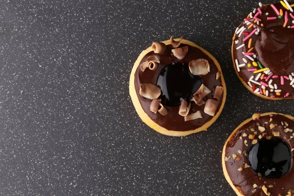 Çeşit çeşit donutlar serpiştirilmiş. 