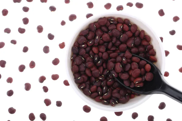 白い背景に赤い腎臓豆の山 — ストック写真