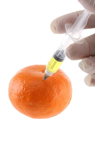 Taze Portakal Şırınga Genetik Olarak Değiştirilmiş Gıdalar Için Kavram — Stok fotoğraf