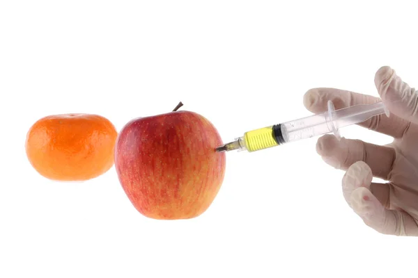 リンゴへの注射だ 医療用手袋の手 — ストック写真