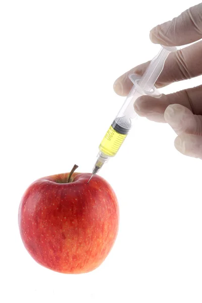 リンゴへの注射だ 医療用手袋の手 — ストック写真